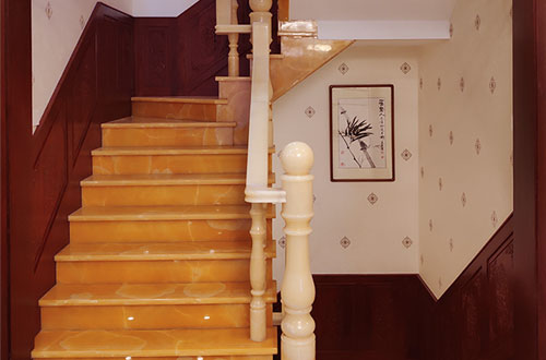 江汉中式别墅室内汉白玉石楼梯的定制安装装饰效果